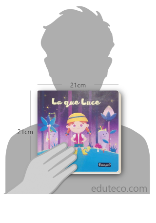Comparación del tamaño de el libro La que Luce respecto a una persona. Este mide 21 centímetros de ancho por 21 centímetros de alto