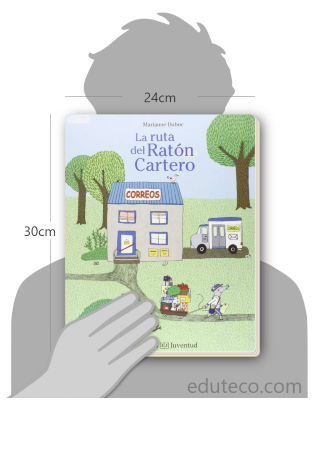 Comparación del tamaño de el libro La ruta del ratón cartero respecto a una persona. Este mide 24 centímetros de ancho por 30 centímetros de alto