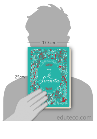Comparación del tamaño de el libro La Sirenita respecto a una persona. Este mide 17.5 centímetros de ancho por 25 centímetros de alto