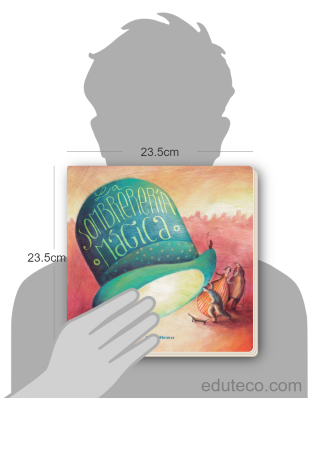 Comparación del tamaño de el libro La sombrerería mágica respecto a una persona. Este mide 23.5 centímetros de ancho por 23.5 centímetros de alto