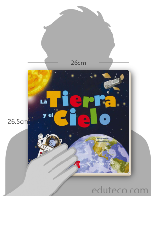 Comparación del tamaño de el libro La Tierra y el cielo respecto a una persona. Este mide 26 centímetros de ancho por 26.5 centímetros de alto