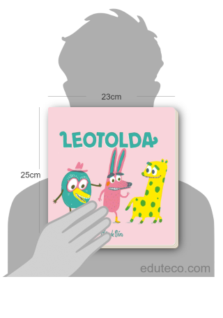 Comparación del tamaño de el libro Leotolda respecto a una persona. Este mide 23 centímetros de ancho por 25 centímetros de alto