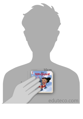 Comparación del tamaño de el libro Lilo y Stitch respecto a una persona. Este mide 10 centímetros de ancho por 10 centímetros de alto