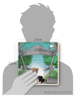 Comparación del tamaño de el libro Lola y el jardín de la infanta respecto a una persona. Este mide 21 centímetros de ancho por 22 centímetros de alto