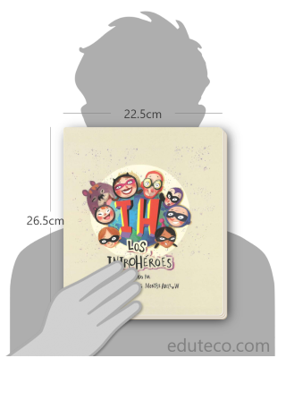Comparación del tamaño de el libro Los Introhéroes respecto a una persona. Este mide 22.5 centímetros de ancho por 26.5 centímetros de alto