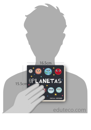 Comparación del tamaño de el libro Los planetas  respecto a una persona. Este mide 16.5 centímetros de ancho por 15.5 centímetros de alto