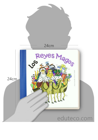 Comparación del tamaño de el libro Los Reyes Magos respecto a una persona. Este mide 24 centímetros de ancho por 24 centímetros de alto