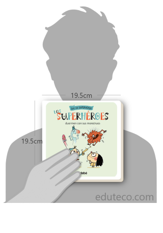 Comparación del tamaño de el libro Los superhéroes duermen con sus monstruos respecto a una persona. Este mide 19.5 centímetros de ancho por 19.5 centímetros de alto