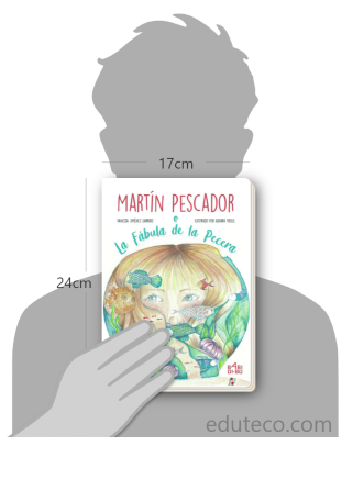 Comparación del tamaño de el libro Martín pescador o la fábula de la pecera respecto a una persona. Este mide 17 centímetros de ancho por 24 centímetros de alto