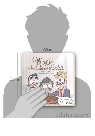 Comparación del tamaño de el libro Martín y la tarta de chocolate respecto a una persona. Este mide 22 centímetros de ancho por 22 centímetros de alto