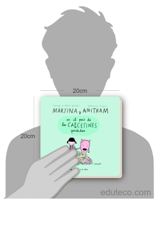 Comparación del tamaño de el libro Martina y Anitram en el País de los Calcetines Perdidos respecto a una persona. Este mide 20 centímetros de ancho por 20 centímetros de alto
