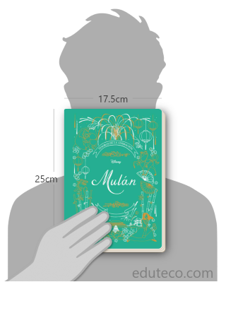 Comparación del tamaño de el libro Mulán respecto a una persona. Este mide 17.5 centímetros de ancho por 25 centímetros de alto