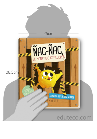 Comparación del tamaño de el libro Ñac-ñac, el monstruo comelibros respecto a una persona. Este mide 25 centímetros de ancho por 28.5 centímetros de alto