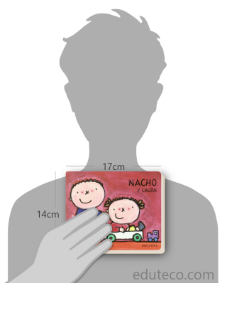 Comparación del tamaño de el libro Nacho y Laura respecto a una persona. Este mide 17 centímetros de ancho por 14 centímetros de alto