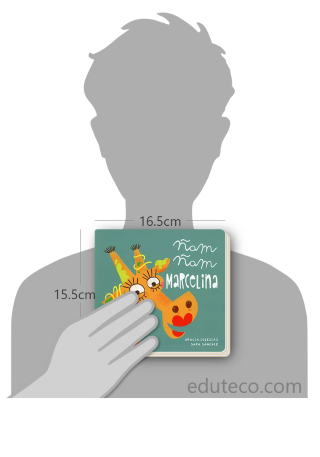 Comparación del tamaño de el libro Ñam Ñam Marcelina respecto a una persona. Este mide 16.5 centímetros de ancho por 15.5 centímetros de alto