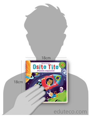 Comparación del tamaño de el libro Osito Tito : Misión espacial respecto a una persona. Este mide 18 centímetros de ancho por 18 centímetros de alto