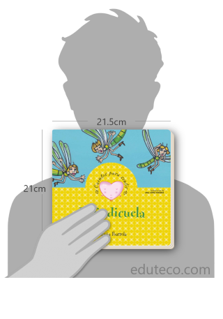 Comparación del tamaño de el libro Pirindicuela respecto a una persona. Este mide 21.5 centímetros de ancho por 21 centímetros de alto
