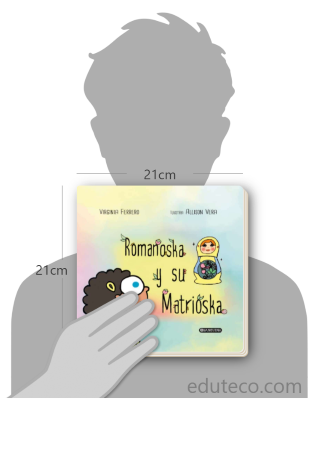Comparación del tamaño de el libro Romanoska y su Matrioska respecto a una persona. Este mide 21 centímetros de ancho por 21 centímetros de alto