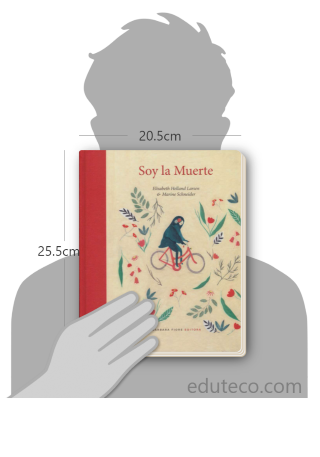 Comparación del tamaño de el libro Soy la muerte respecto a una persona. Este mide 20.5 centímetros de ancho por 25.5 centímetros de alto