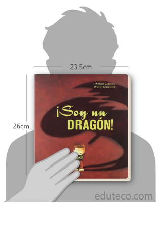 Comparación del tamaño de el libro ¡Soy un dragón! respecto a una persona. Este mide 23.5 centímetros de ancho por 26 centímetros de alto