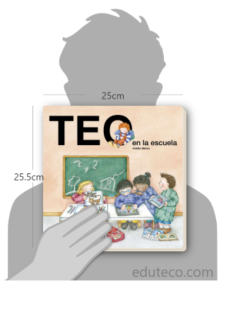 Comparación del tamaño de el libro Teo en la escuela respecto a una persona. Este mide 25 centímetros de ancho por 25.5 centímetros de alto