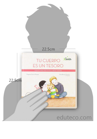 Comparación del tamaño de el libro Tu cuerpo es un tesoro respecto a una persona. Este mide 22.5 centímetros de ancho por 22.5 centímetros de alto