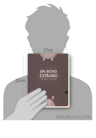 Comparación del tamaño de el libro Un bicho extraño respecto a una persona. Este mide 17 centímetros de ancho por 22 centímetros de alto