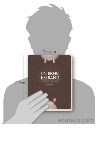 Comparación del tamaño de el libro Un bicho extraño respecto a una persona. Este mide 17.5 centímetros de ancho por 22 centímetros de alto