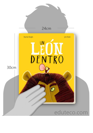 Comparación del tamaño de el libro Un león dentro respecto a una persona. Este mide 24 centímetros de ancho por 30 centímetros de alto