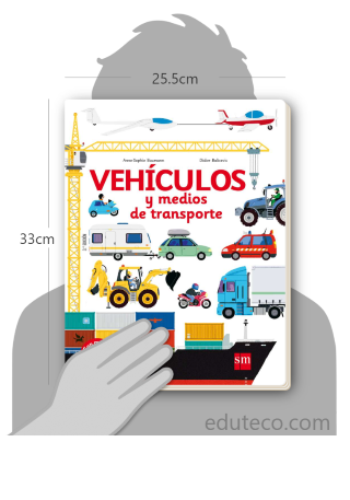 Comparación del tamaño de el libro Vehículos y medios de transporte respecto a una persona. Este mide 25.5 centímetros de ancho por 33 centímetros de alto