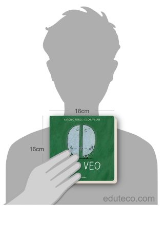 Comparación del tamaño de el libro Veo veo - De la cuna a la luna respecto a una persona. Este mide 16 centímetros de ancho por 16 centímetros de alto