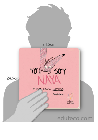 Comparación del tamaño de el libro Yo soy Naya y esta es mi historia respecto a una persona. Este mide 24.5 centímetros de ancho por 24.5 centímetros de alto